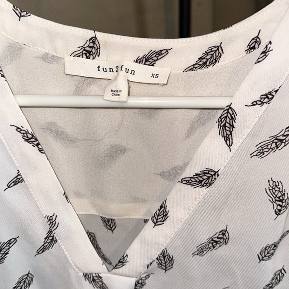 White feather design blouse tshirt fun2fun XS - Picture 2 of 3